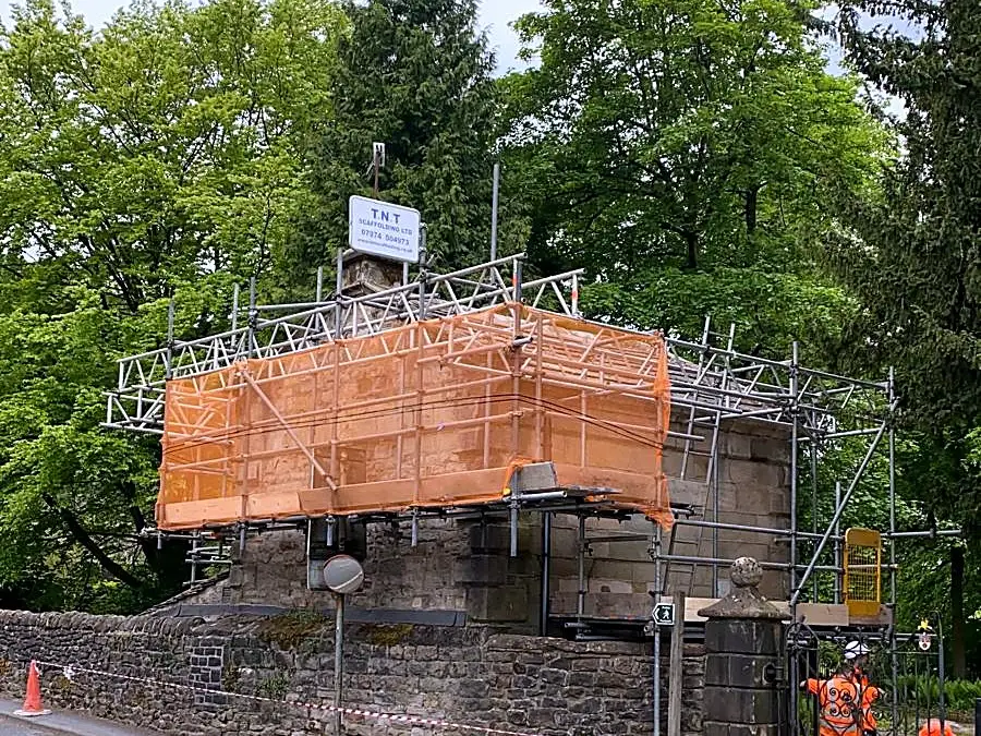 Beamed custom scaffold spanning a gateway