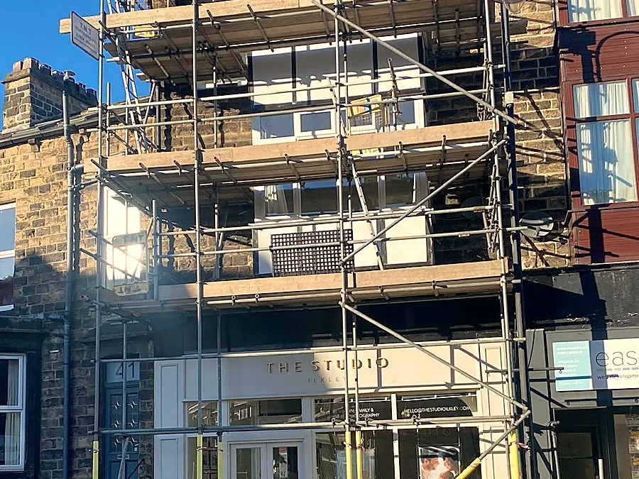 Shop-front scaffold on a commercial premises